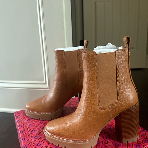 Tory Burch Carson Lug Sole Boots Size 8 - Picture 6 of 7